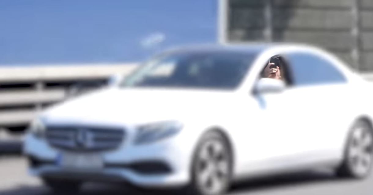 Balesetnél videózó autósokról posztolt a közútkezelő, a rendőrségnek is elküldték a felvételeiket