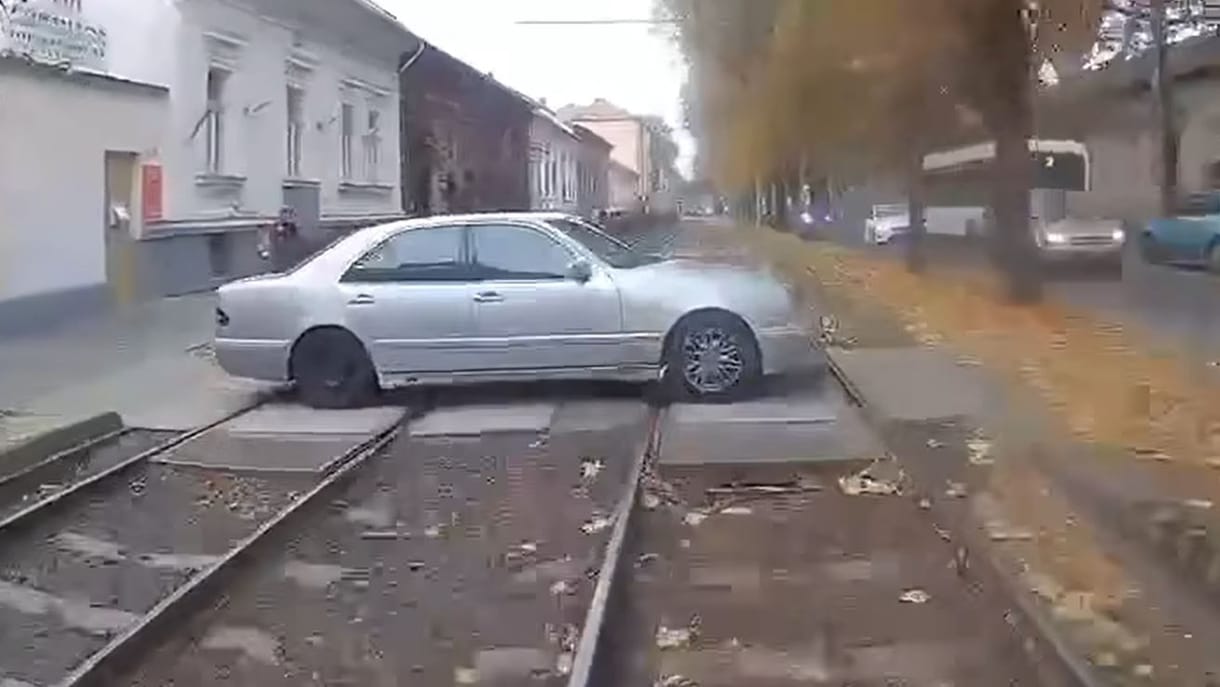 Akkor megvan a mai eset – csak ennyit tudott mondani a villamosvezető, amikor elé hajtott egy autós