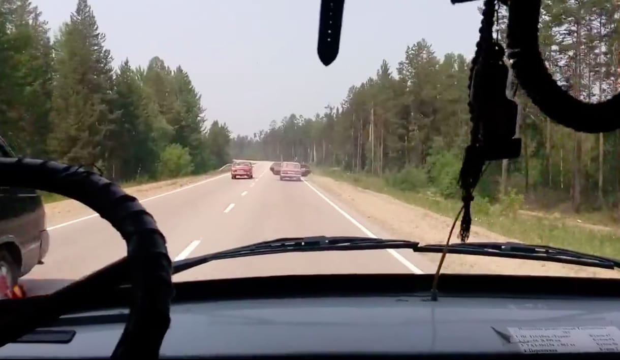 Soha ne szállítsa úgy a farönköket, mint ezek az oroszok a Ladával – videó