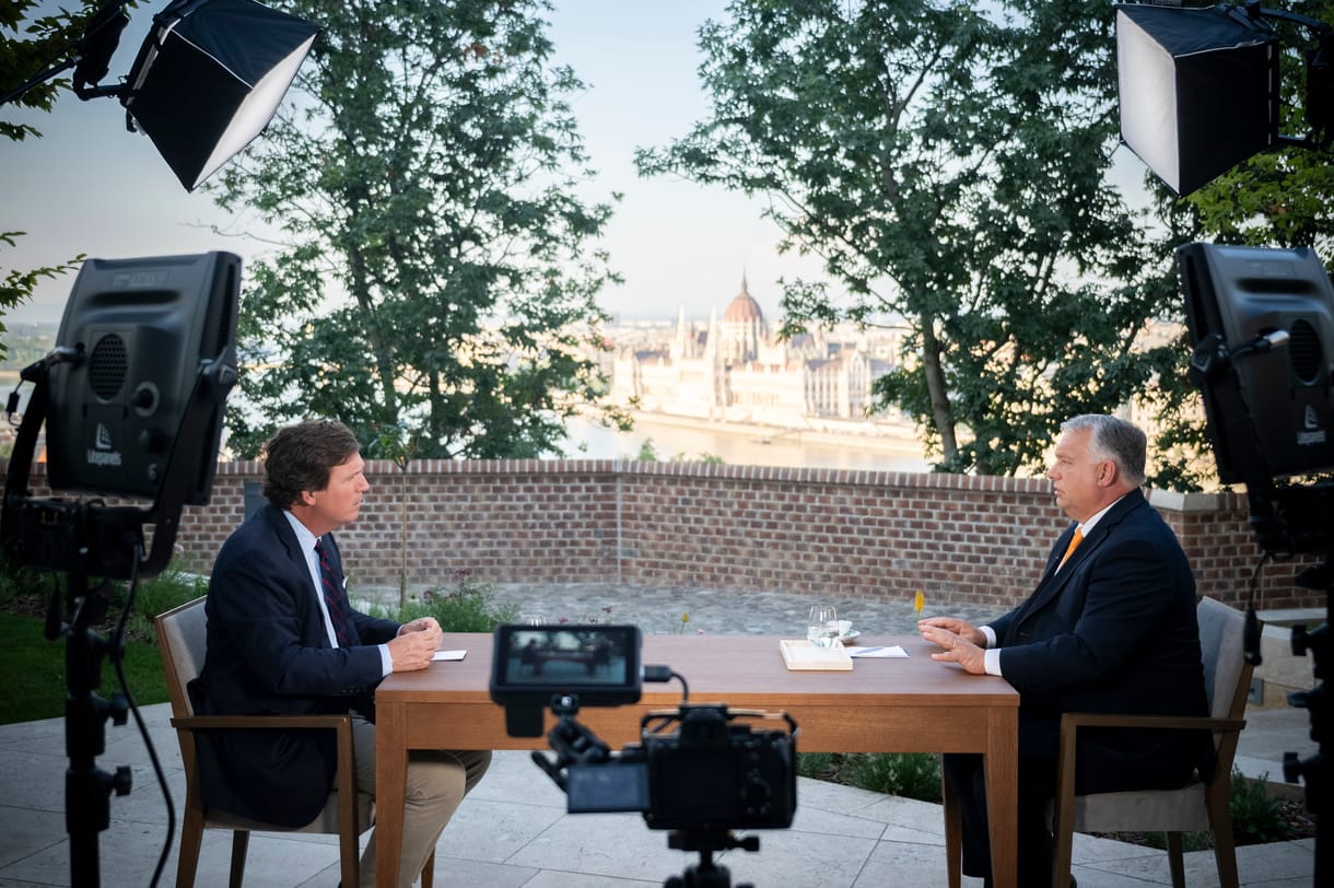Anne Applebaum: Orbánnak és Putyinnak azért kell Tucker Carlson, hogy segítsen elkendőzni a valóságot
