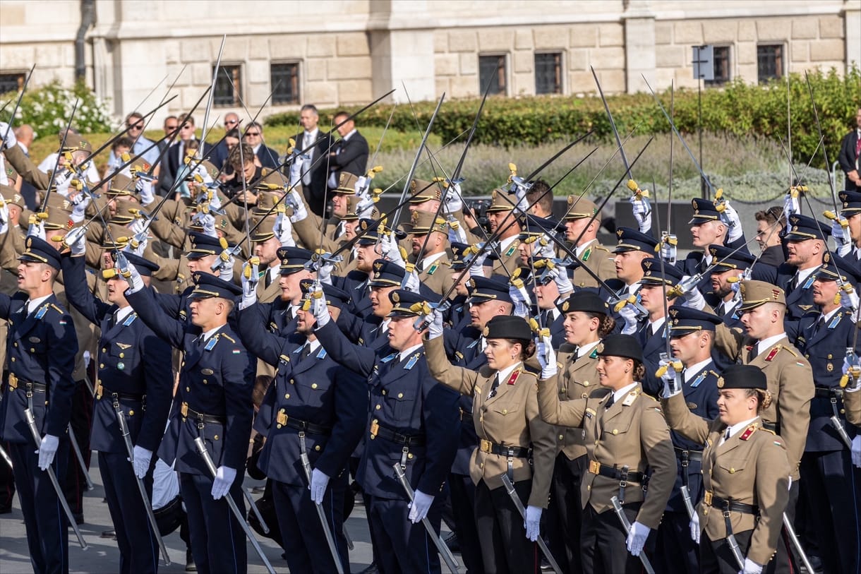 Képeken a Kossuth téri ünnepi tisztavatás