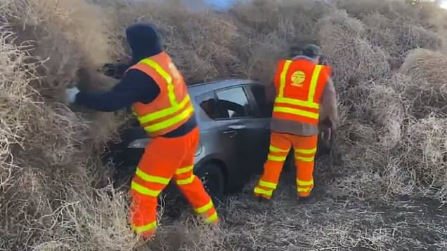 Négyméteres ördögszekerek bénítottak meg egy autópályát – videó