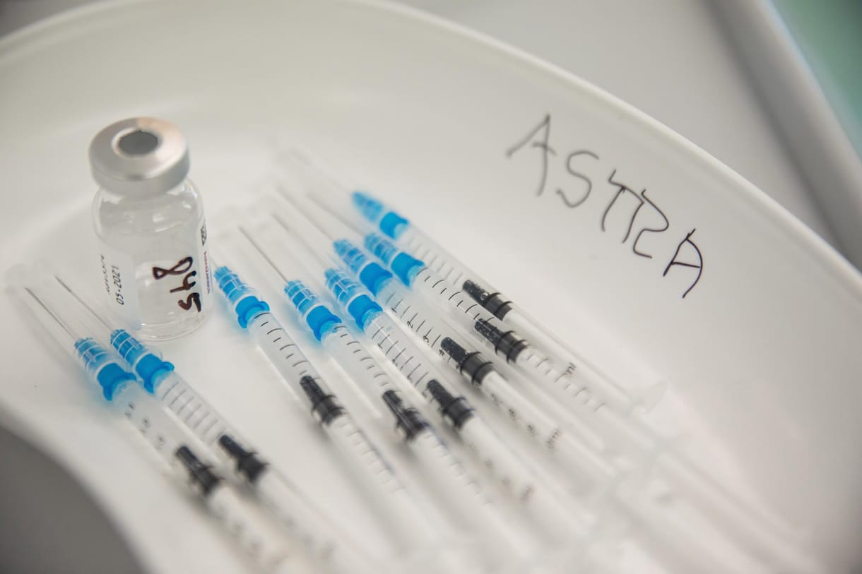 Reagált az AstraZeneca a hazai trombózisos esetekre