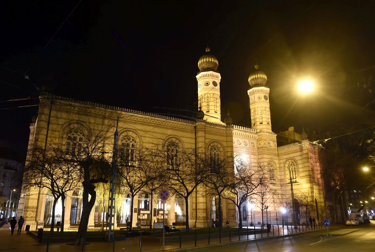 Beismerte tettét az a négy fiatal, aki megdobálta a Dohány utcai zsinagógát