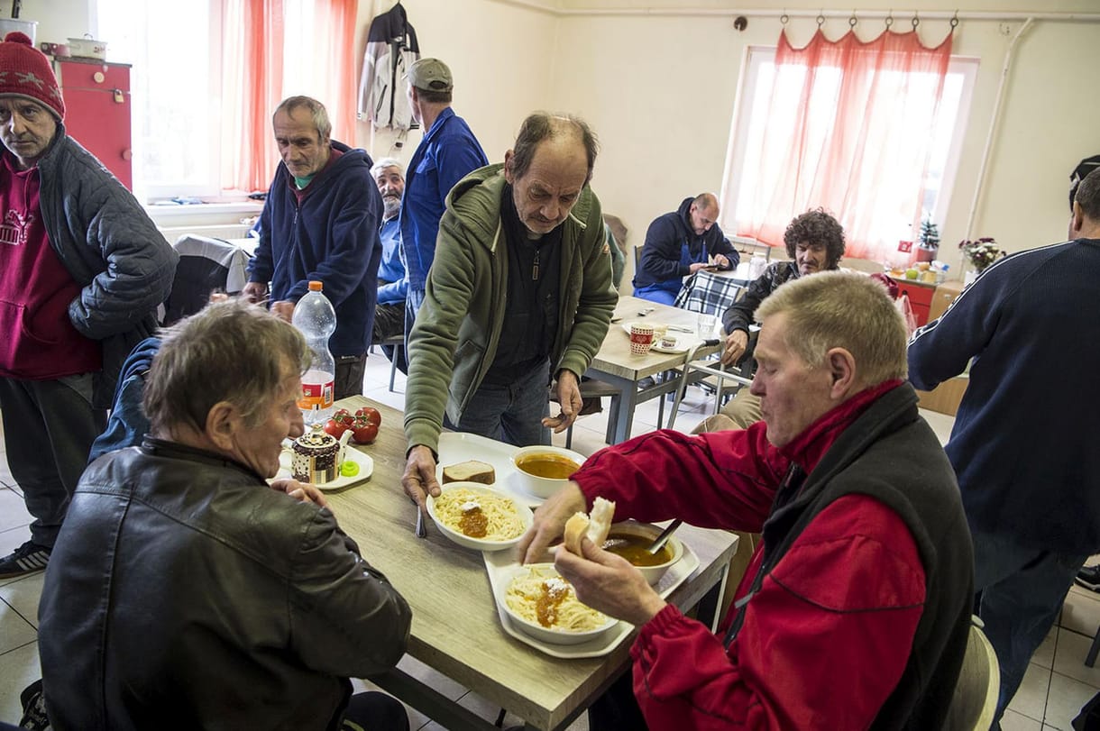 Így látja a hajléktalanok és a migránsok ügyét a Jezsuita Menekültszolgálat koordinátora