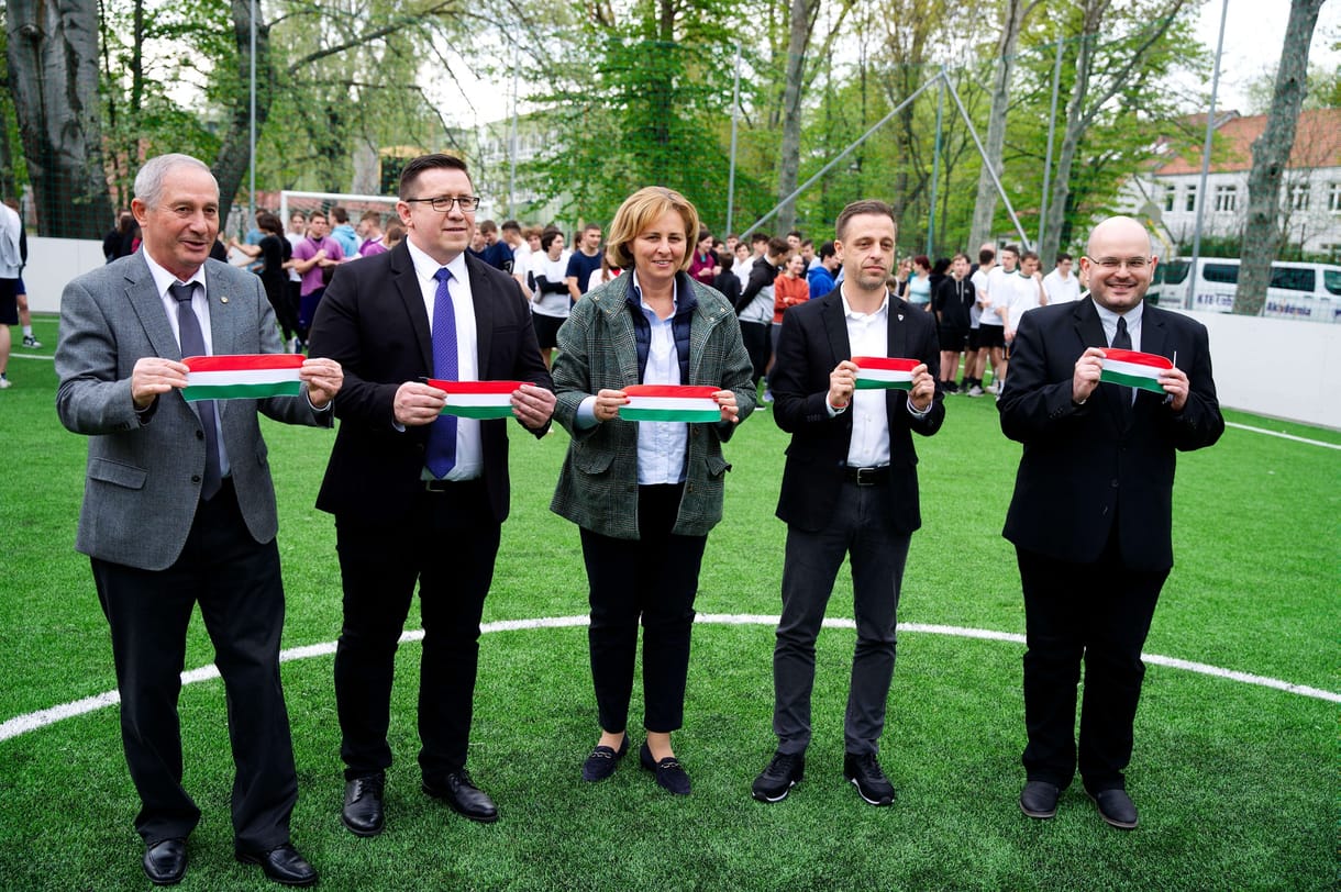 Belenyúltak egy sajtófotóba Kecskeméten, mert fordítva tartotta a nemzetiszín szalagot a koleszigazgató
