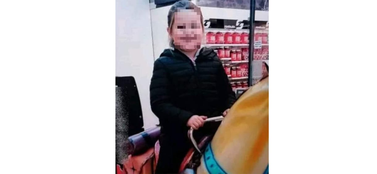 A fűben aludt a ködben elveszett 6 éves kislány, aki 15 órát bolyongott egyedül