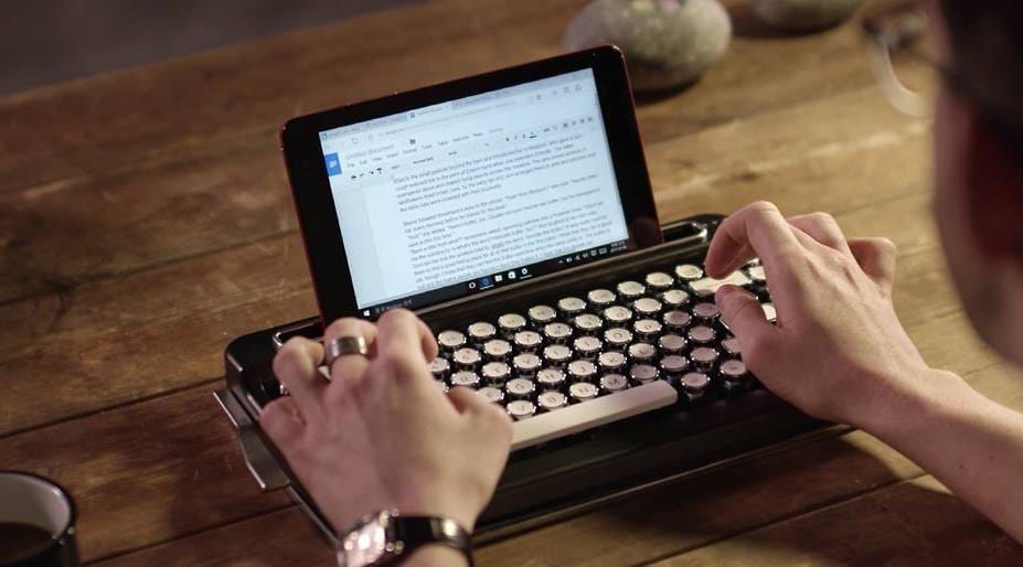 Szereti a retrót? Ezt a régies írógépet mobilokhoz és tabletekhez találtál ki