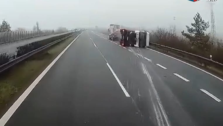 Először csak szitálni kezdett, majd hatalmasat borult egy kamion rakománya – videó