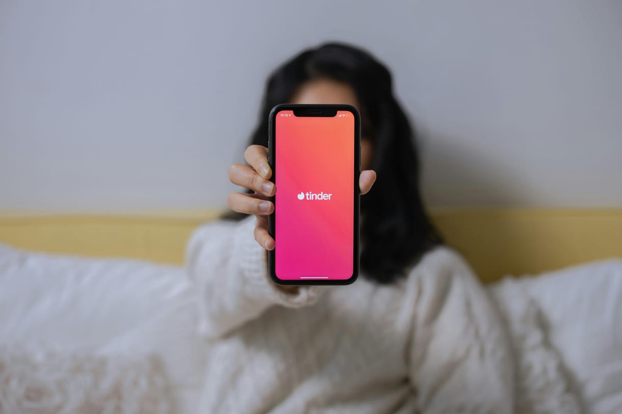 A Tinder új funkciója kiválasztja önről a legelőnyösebb fotót