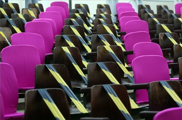 Pénteken megtartják az első színházi bemutatót – mutatjuk a vírushelyzethez átalakított nézőteret