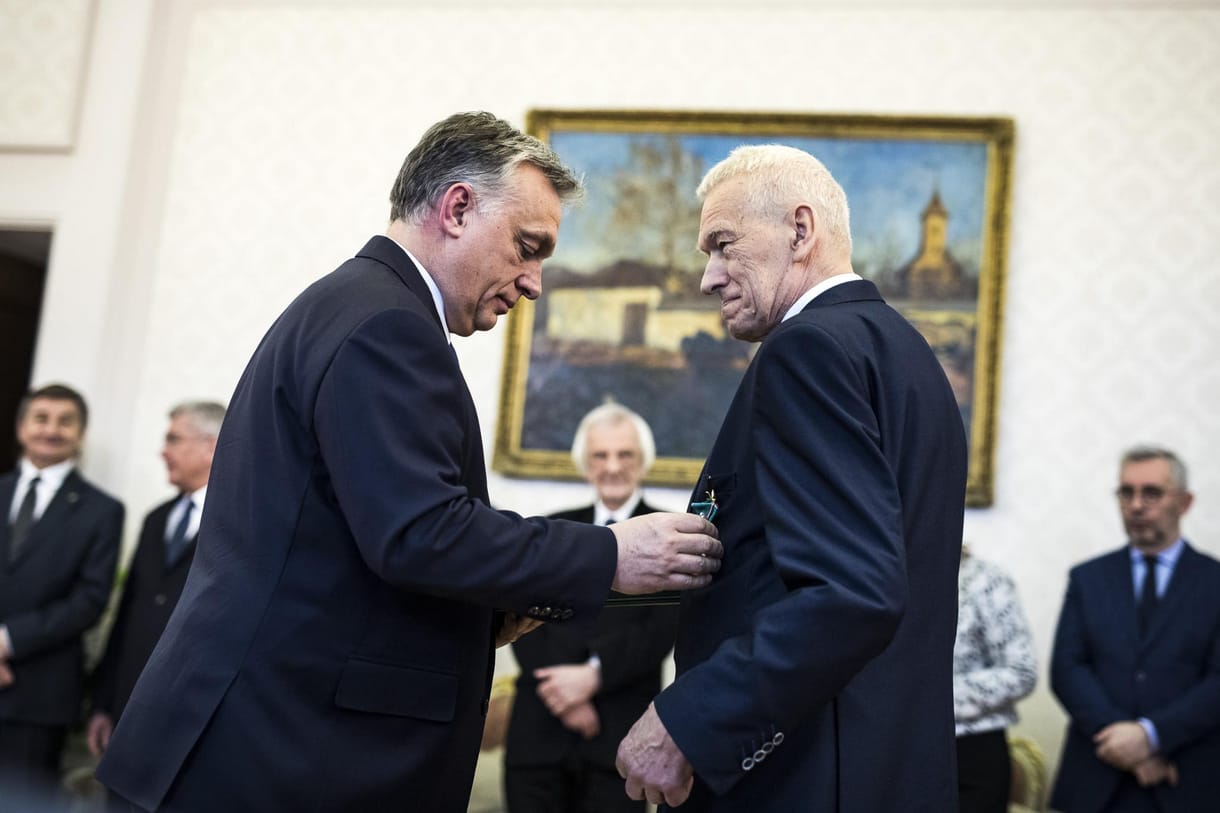 „Aki falakat akar bontani, annak előbb el kell menni a falig”