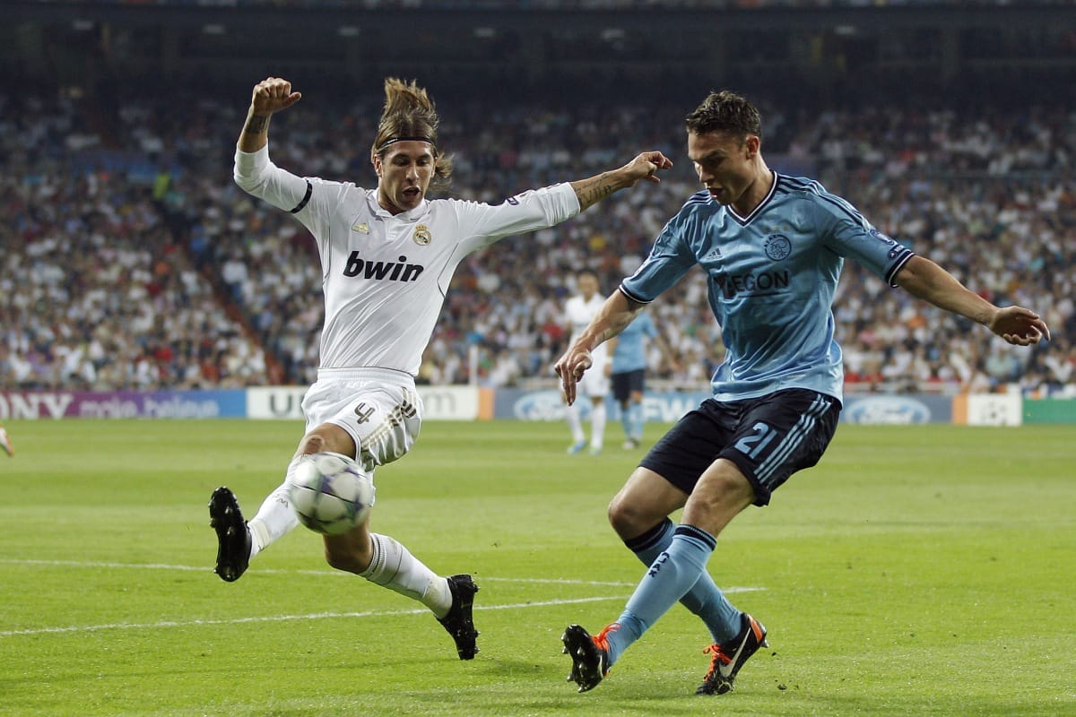Videón, ahogy Sergio Ramos elkocog meccs közben a rötyire