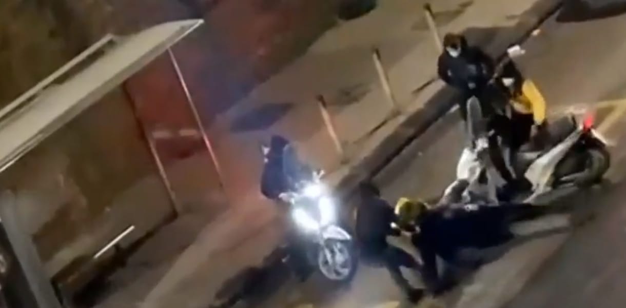 Nápolyban hatan rugdostak le a robogójáról egy pizzafutárt, az emberek összedobtak neki egy újra