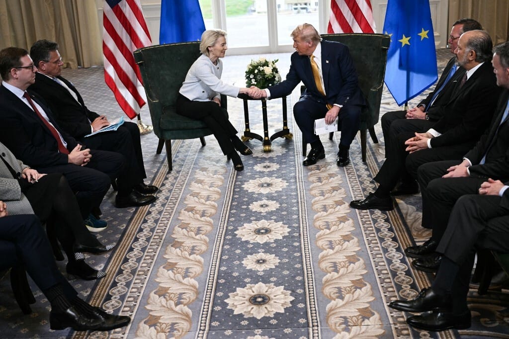 Financial Times-elemzés: Súlyos hiba, ha az EU tényleg alkut köt Trumppal a vámokról, mert elég erős, hogy ne adjon neki semmit