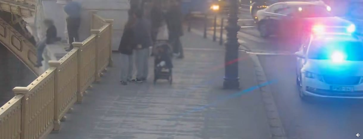 Videón, ahogy a rendőrök megakadályozták, hogy egy nő öngyilkosságot kövessen el a Margit hídnál