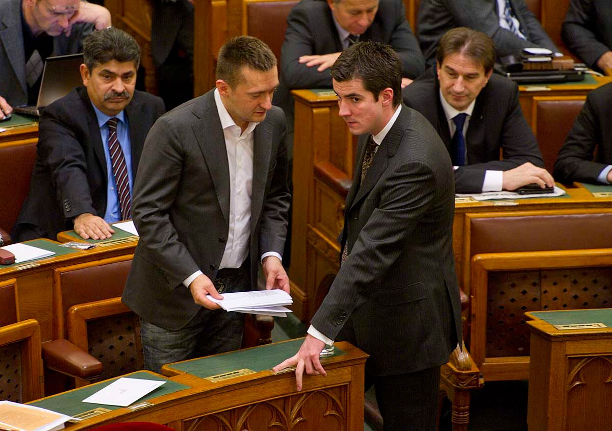 Transparency: átláthatatlanul ömlik a közpénz Felcsútra