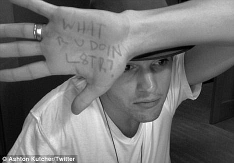 Ashton Kutcher hülyeségeket csiripel, de díjazzák