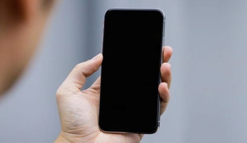 Elsötétíti az androidos telefonokat az új vírus, és amíg nem látszik semmi a képernyőn, addig lop