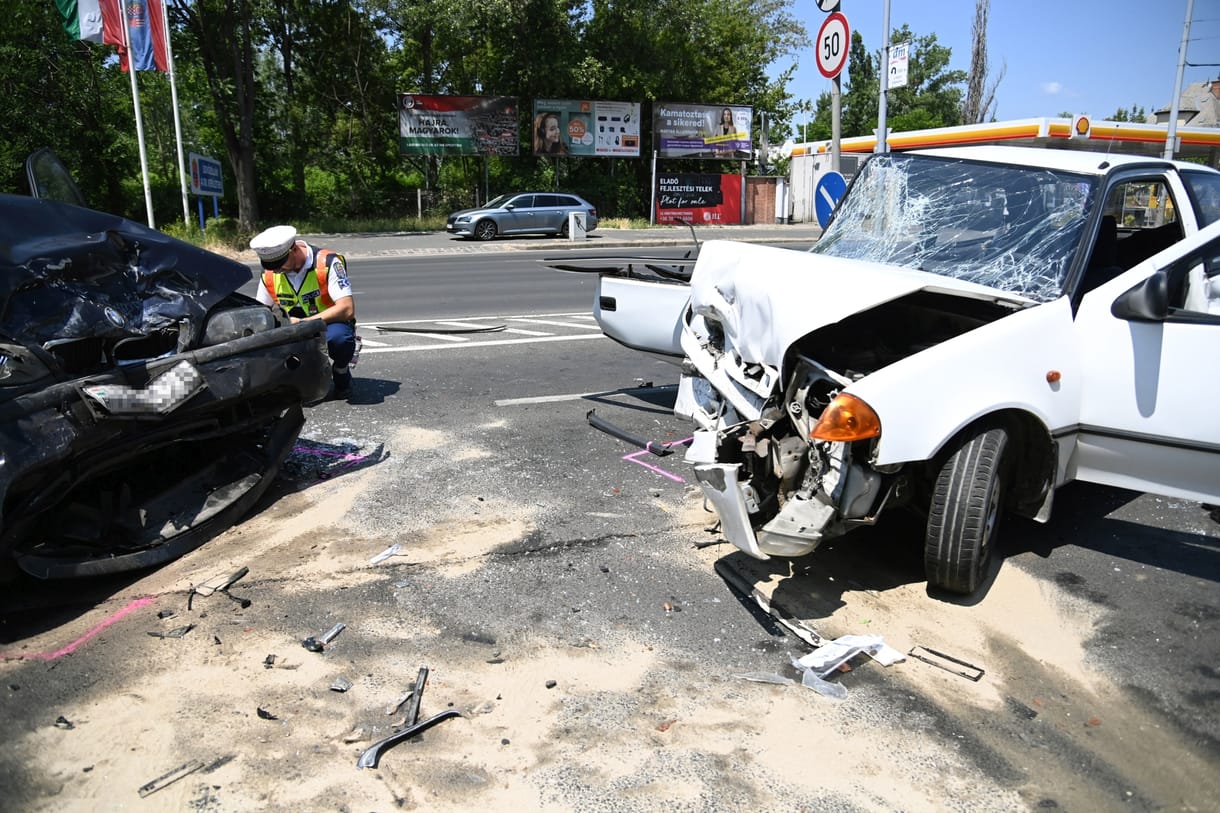Három autó ütközött a Váci úton, egy Suzuki rommá tört