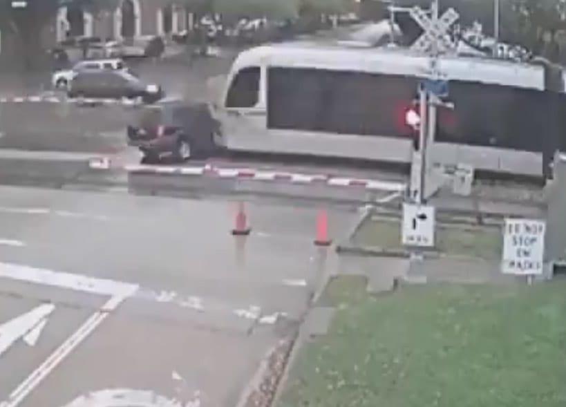 Így jár az autós, aki megpróbálja kikerülni a sorompót – videó