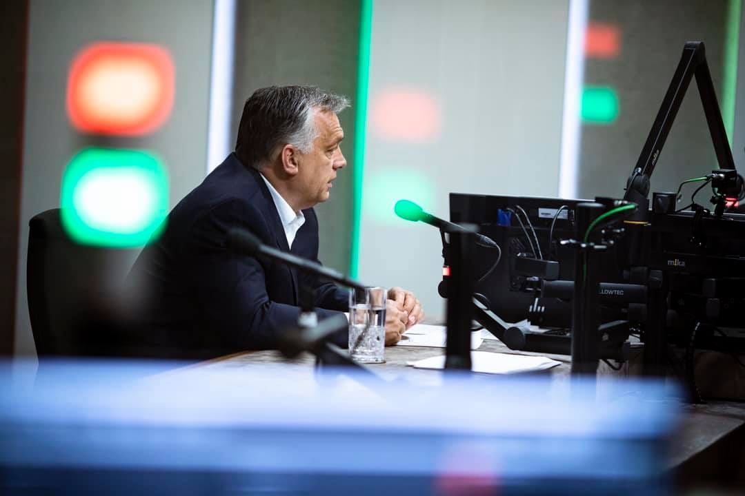 Orbán kedélyesen elbeszélgetett a baracklekvárokról a közmédia műsorvezetőjével