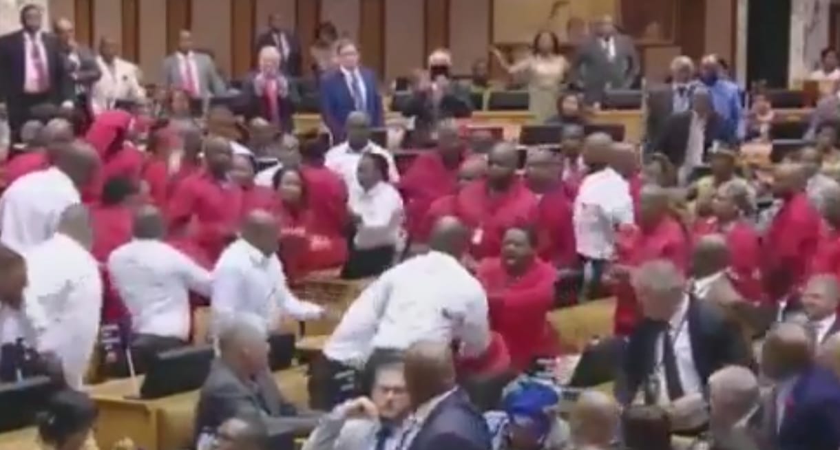 Tömegbunyó tört ki a dél-afrikai parlamentben - videó