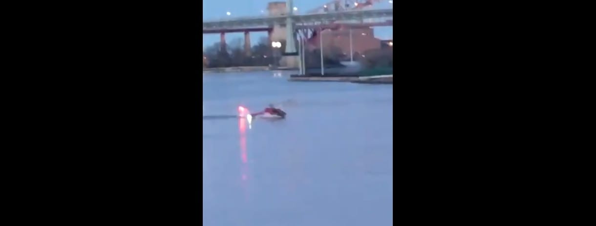 A folyóba zuhant egy helikopter New Yorkban - videó
