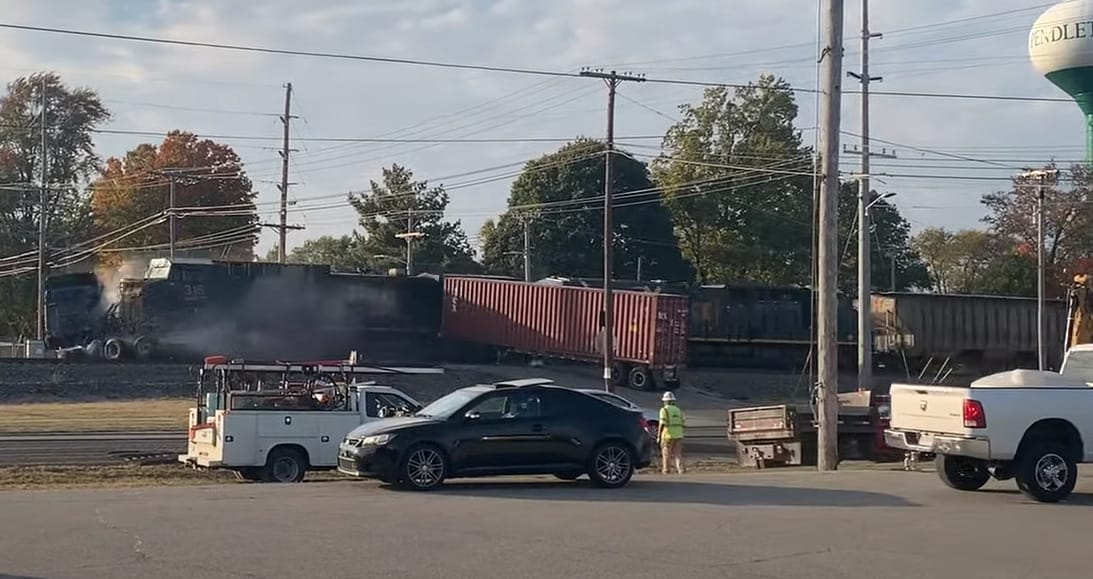 Tehervonat kaszálta el a síneken ragadt kamiont – videó