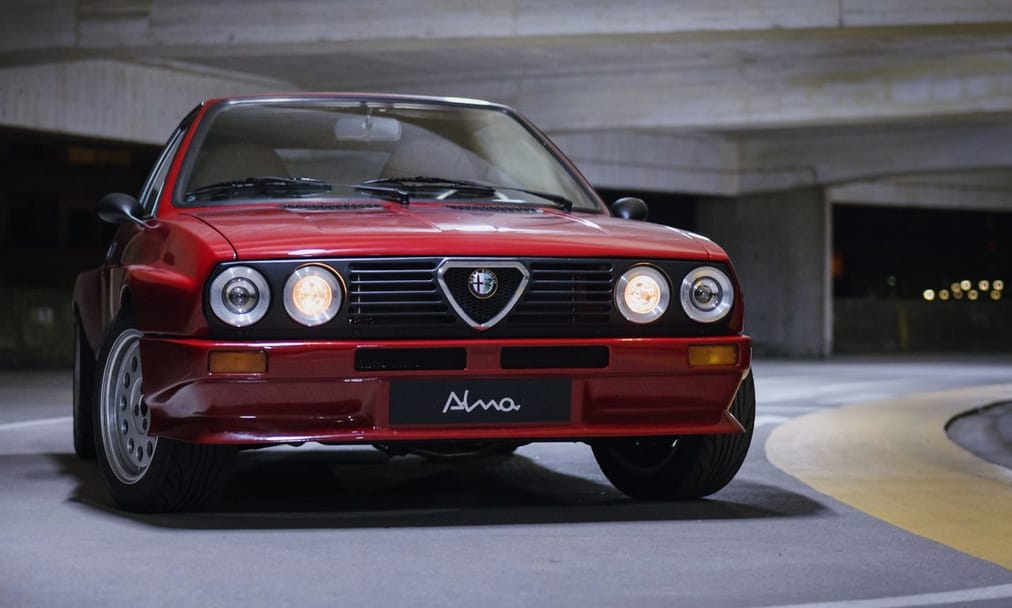 Vérpezsdítően retró és pehelykönnyű új Alfa Romeo tűnt fel a színen