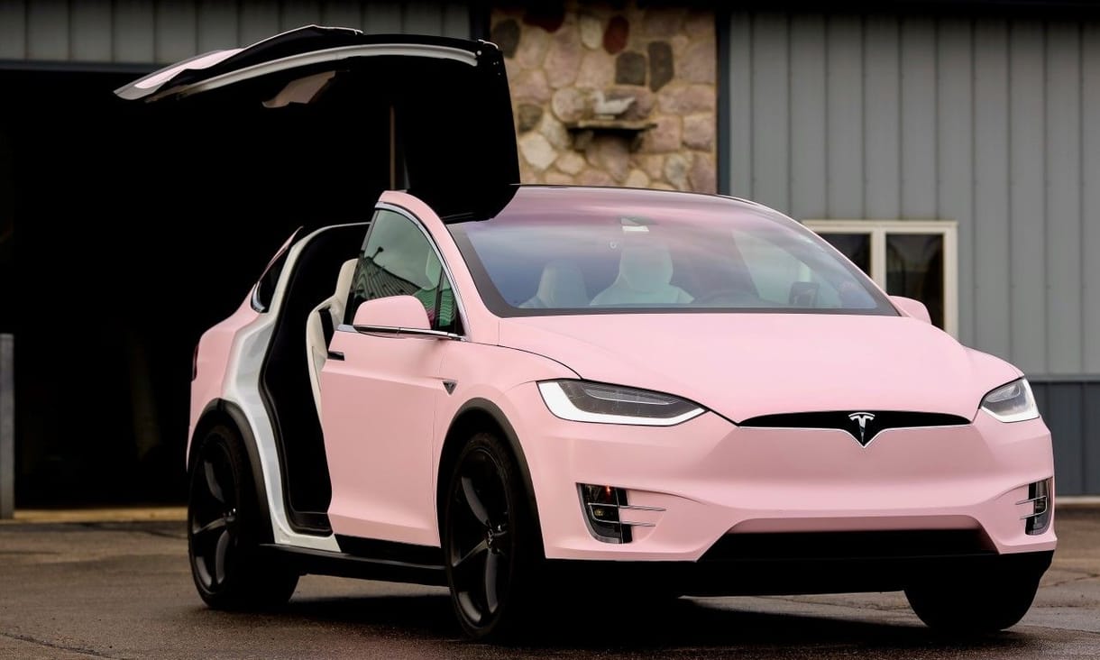 Kemény ízlésterror a Barbie-rózsaszín Tesla Model X