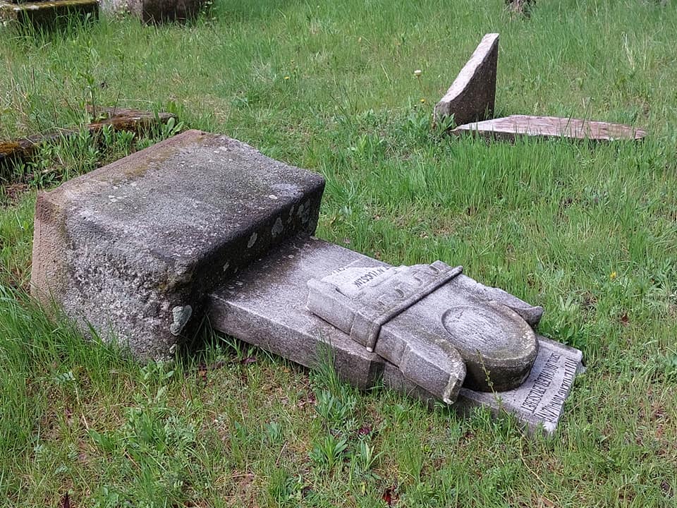 Vandálok megrongálták a budakeszi zsidó temető sírjainak felét
