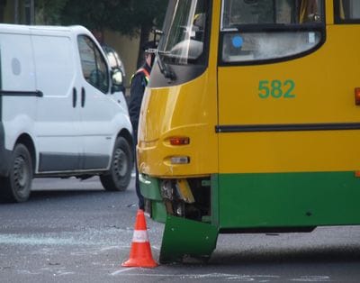 Busszal ütközött egy kisbusz Nyíregyházán - fotó