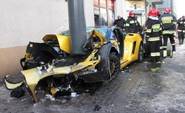 Oszlop hasított ketté egy Lamborghini Gallardót – fotók