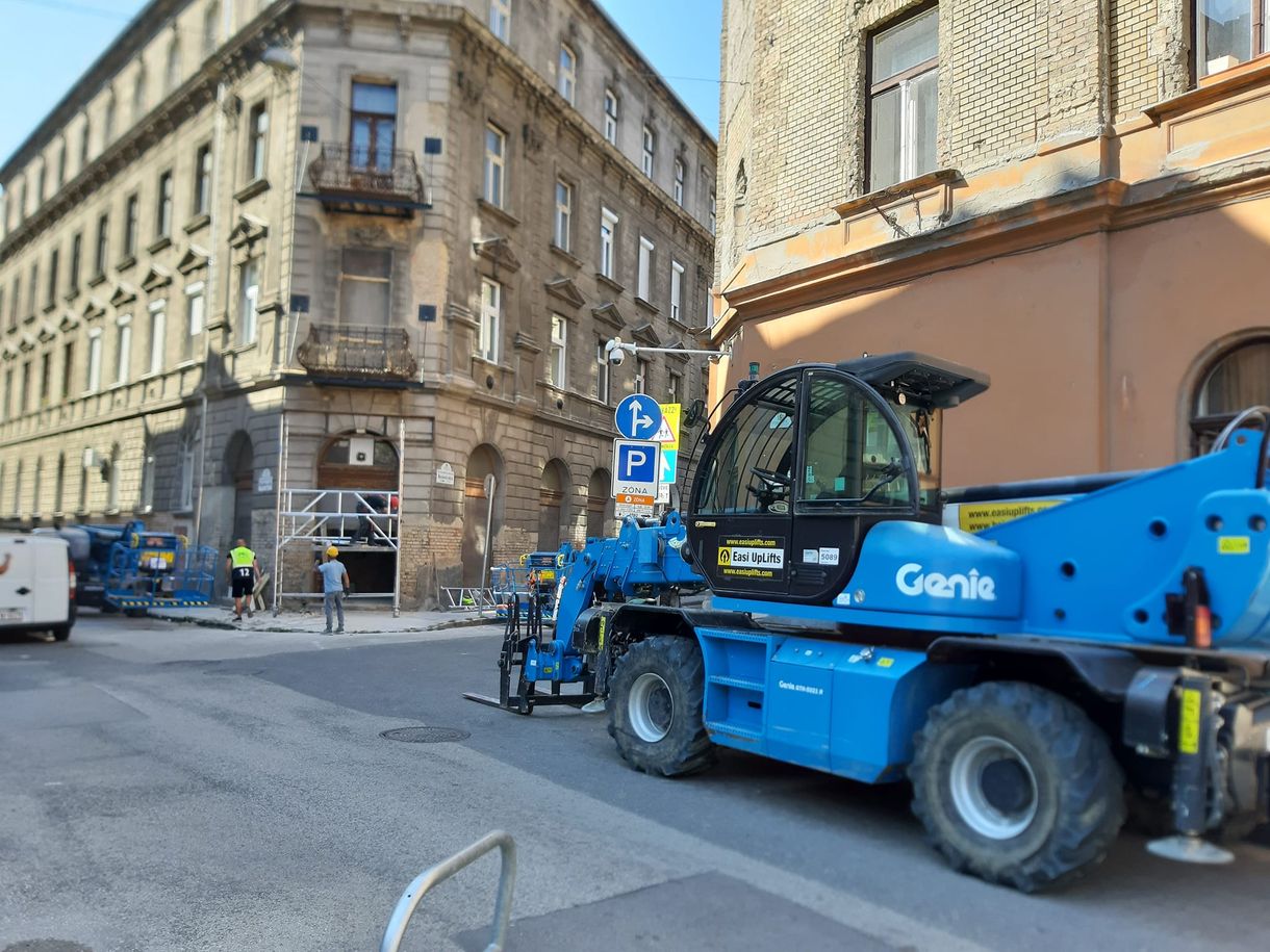 Elbontottak egy állványt, ami a ’80-as évek óta tartott életveszélyes erkélyeket a Józsefvárosban