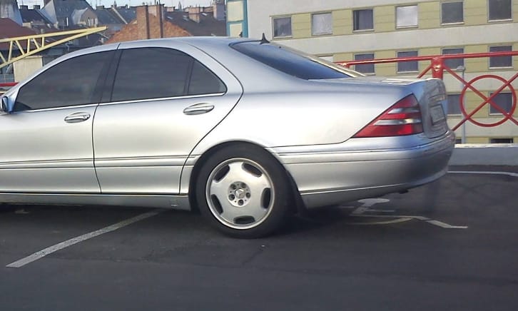 A nap fotója: két rokkanthelyen egy nagy S-osztályos Mercedes