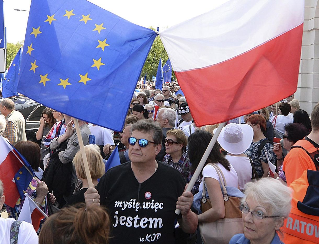 Varsó: kormányellenes tömegtüntetés