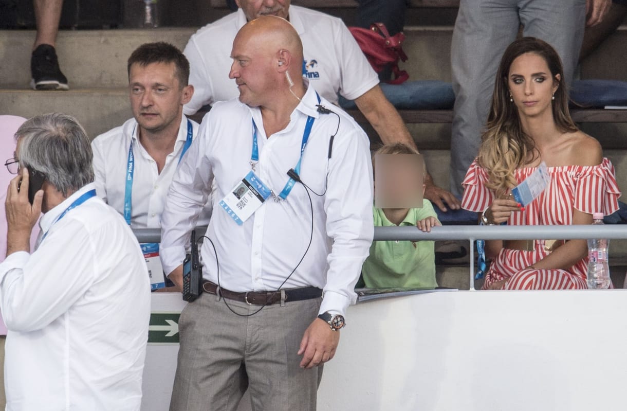 Fotósorozat: így legyeskedik Rogánék körül a Valton-főnök