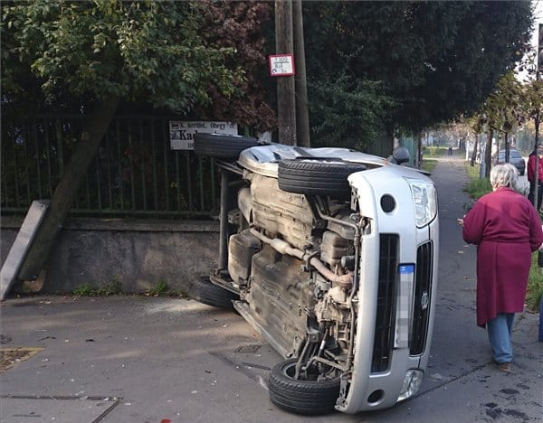 Ütközésben borult föl egy autó Kőbányán – fotó