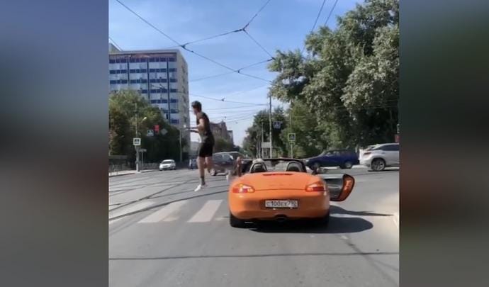 Átsétált a zebrát foglaló autón a gyalogos – videó