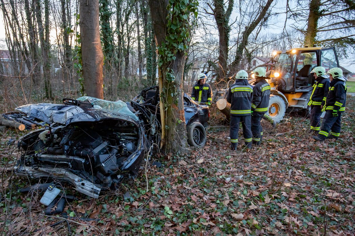 Fának csapódott egy autó Zalaegerszegnél, ketten meghaltak