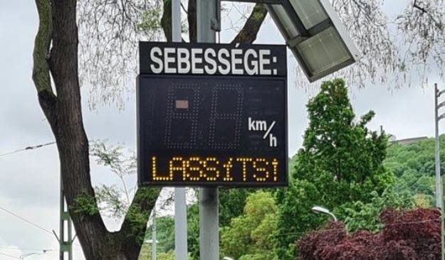 Versenyzésre használták a sebességkijelző táblákat az autósok Budán