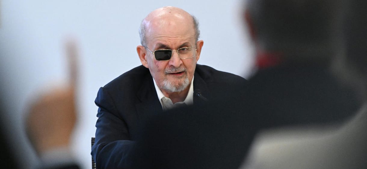 Salman Rushdie: Óriási fájdalmat és sokkot éreztem, és tudtam, hogy hatalmas mennyiségű vérben fekszem