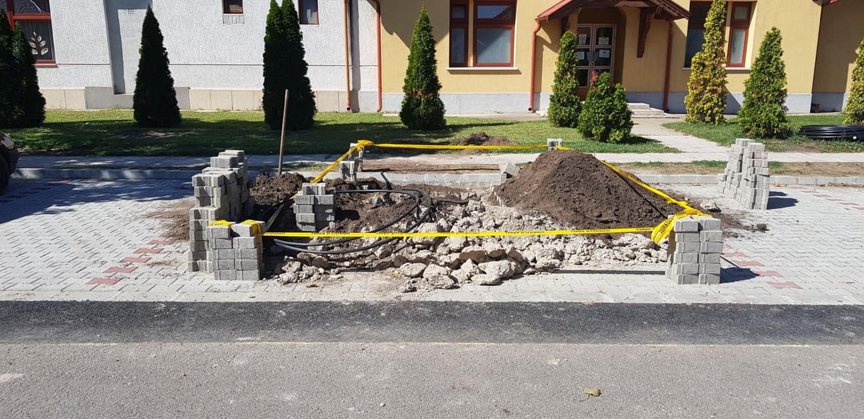 Kiderült, Boldog István fideszes képviselő egy félkész parkolót adott át a gyerekek gyűrűjében