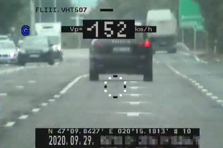 Duplázott egy Porsche: két kilométeren belül kétszer is gyorshajtáson kapták
