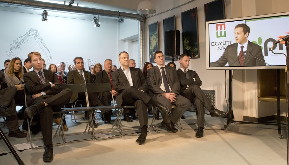 Már most Simicskával küzd az ellenzék a kampányban