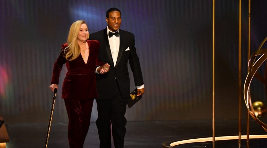 „Ezt a testet nem az Ozempicnek köszönhetem”: állva tapsolták a botra támaszkodó Christina Applegate-et