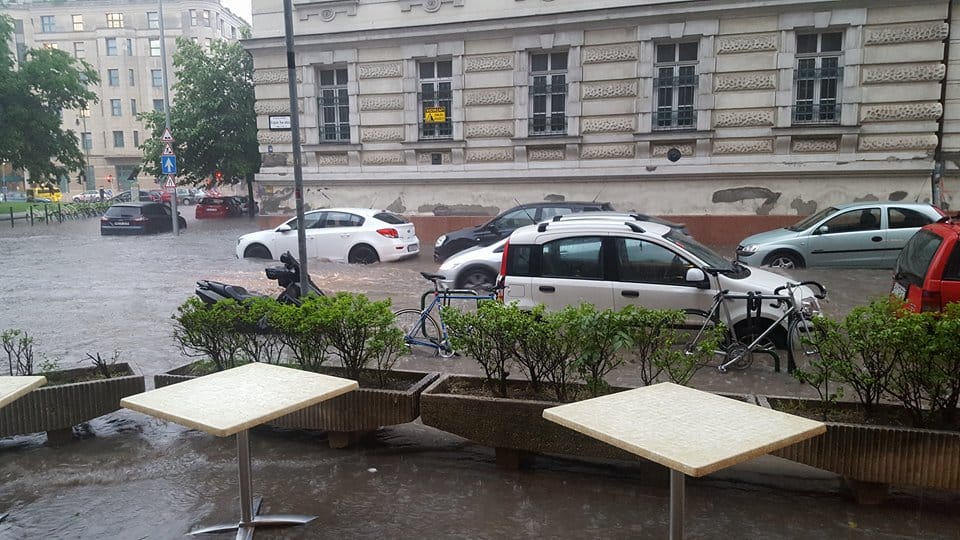 Térkép: hét megyére még ma is lecsaphat a felhőszakadás