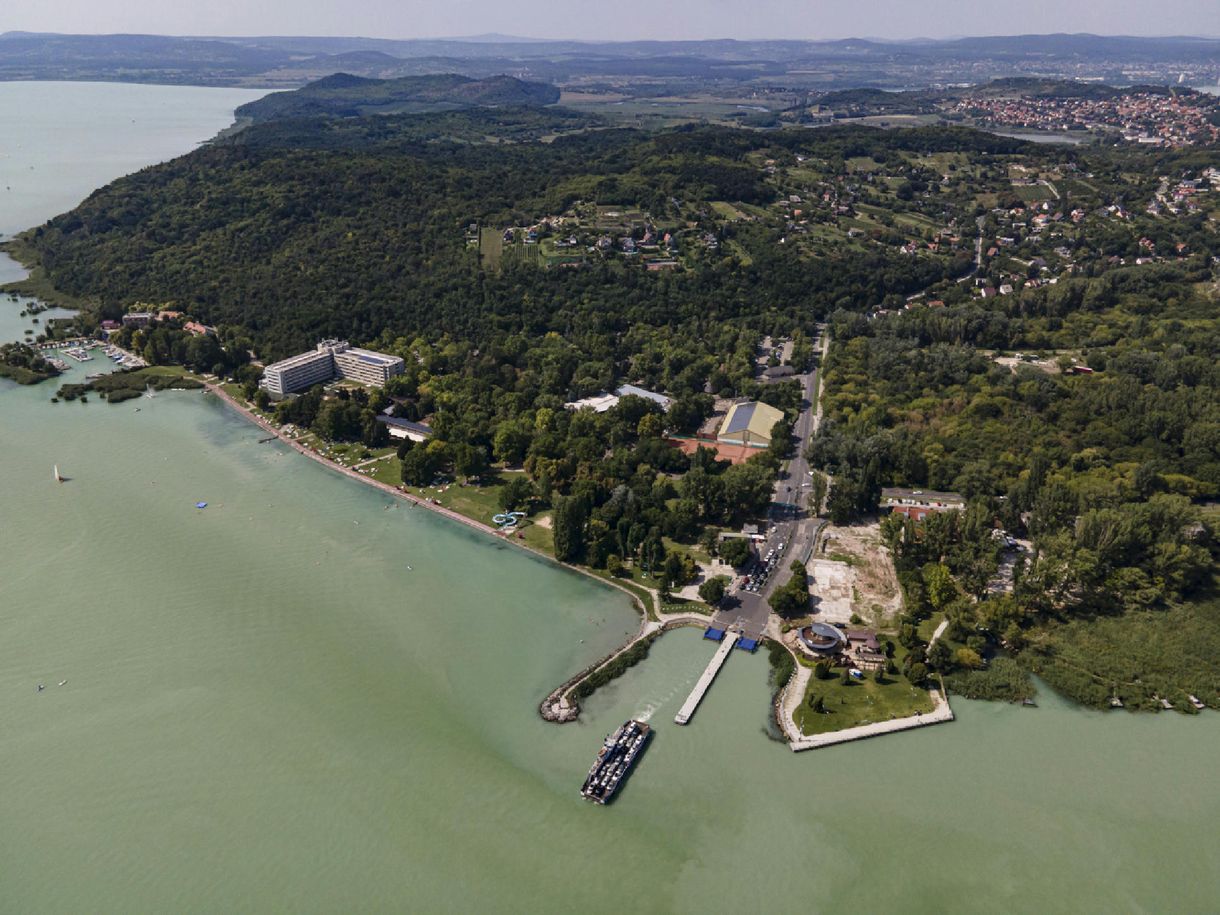 Ha lejut az idén a Balatonra, ha nem, kiváló könyveket olvashat róla