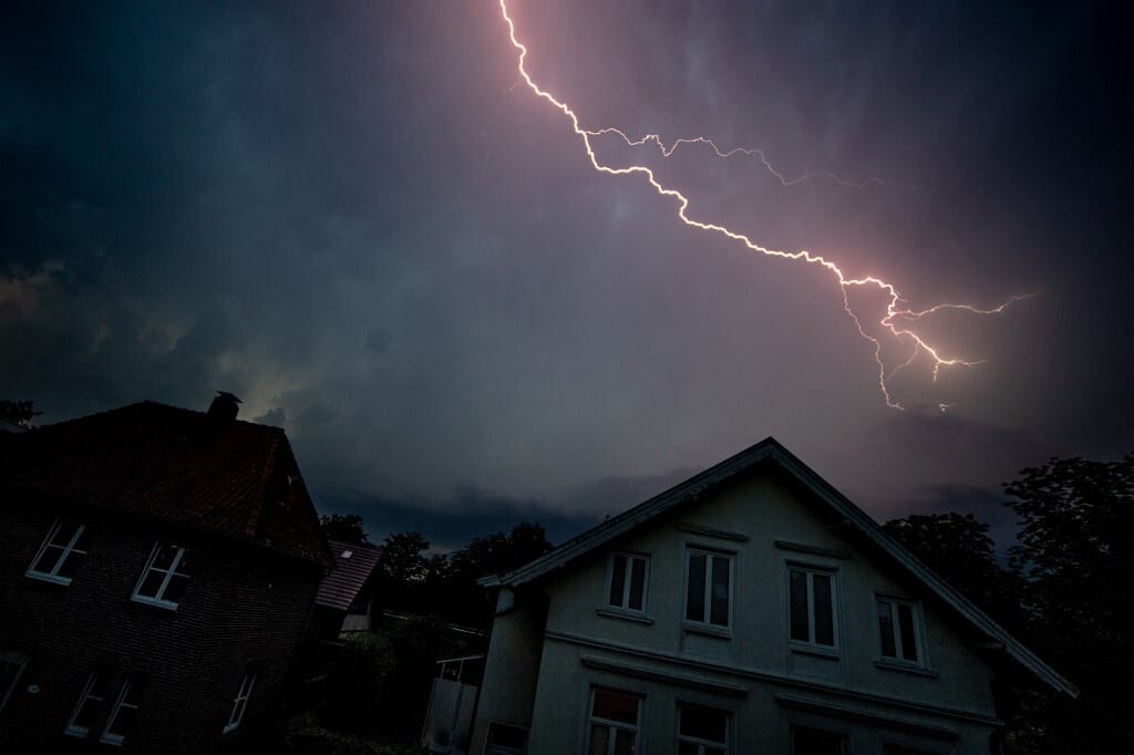 Balhé volt az alsó-szászországi szórakozóhelyen, a feltételezett elkövető a rendőrökre is rátámadt, akik lelőtték